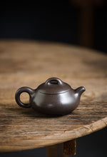 Load image into Gallery viewer, Treasure Recommendation of Tongxin She Teahouse: Master Xu Meiping&#39;s Han Tang Shi Piao Teapot
