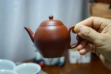 Load image into Gallery viewer, Teacher Ye Xiangkun made a traditional raw sand Zhu ni teapot, a replica of the Qing Dynasty goose egg-shaped teapot, with a capacity of 120cc, and there is only one of its kind.
