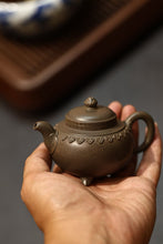 Load image into Gallery viewer, Tongxin She Tea House Collection | Cloud Shoulder Ruyi Teapot · 100cc · Fully Handcrafted in Treasured Sharkskin Green Clay (Master Hui Yisa)
