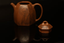 Load image into Gallery viewer, A Treasured Purple Clay Vessel, A Wonderful Realm of Zen Tea——Appreciation of the Hexagonal Qinquan Teapot with Engraving of Patriarch Bodhidharma in Tongxinshe Teahouse Collection
