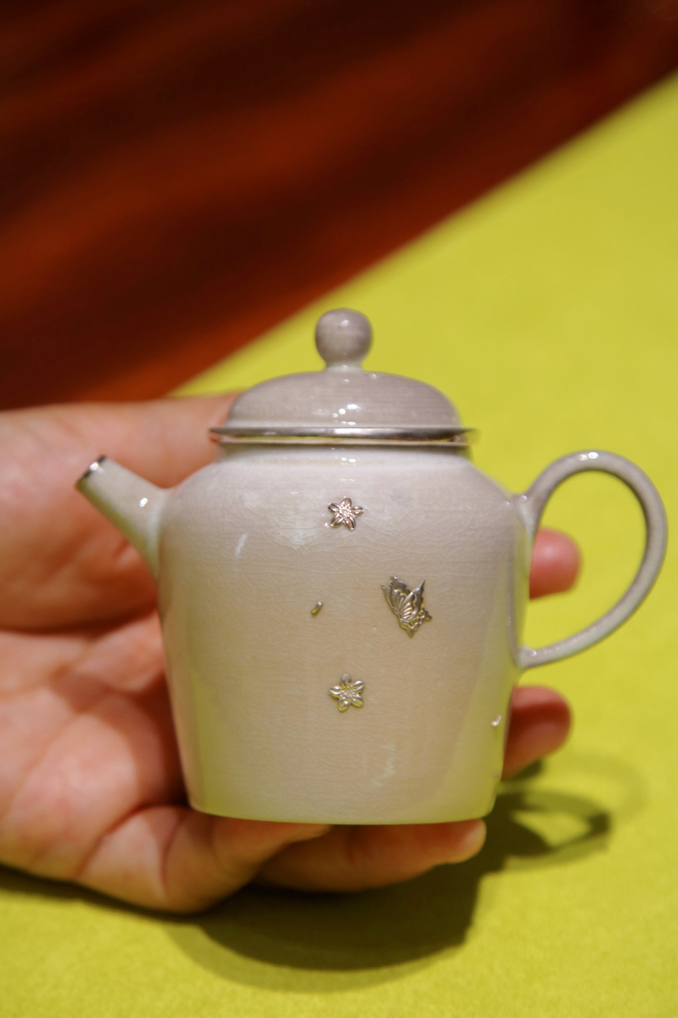 The ancient Chai Shao teapot is naturally dusty, covered with