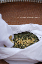 Load image into Gallery viewer, Tongxinshe Teahouse | Presale of Sweet Osmanthus Longjing Tea Launches: A Cup of &quot;Spring Water &amp; Autumn Fragrance&quot; Holds the Essence of Hangzhou&#39;s Autumn桂花龙井
