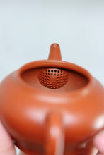 Load image into Gallery viewer, Xiangyun Vermilion Clay Teapot · Noble Elegance from Old Huangshan Mine惠祥云。

