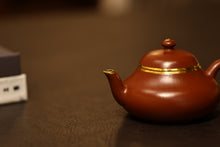 Load image into Gallery viewer, Tongxinshe Teahouse&#39;s collection of purple clay teapots &quot;Hui Yunjie pear-shaped Dahongpao red clay pot&quot;
