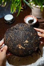 Load image into Gallery viewer, Tongxin She Tea House Exclusive Release | 1999 Yiwu Zheng Mountain Aged Raw Pu'er Tea, Hand-Signed Version by Master Du Qiongzhi
