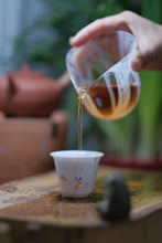 Load image into Gallery viewer, Explore the Taste of Pu&#39;er Sheng Tea and Encounter the Old Comrade Red Sun Tea Cake
