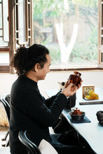 Load image into Gallery viewer, Tongxinshe Teahouse Recommendation | Jinmian Lacquer &amp; Gold Tin Tea Caddy: Preserve Tea in Artistry, Where Lacquer Meets Fragrance
