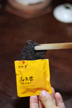 Load image into Gallery viewer, Tongxinshe Teahouse 2025 Wuyi Rock Tea (Core Production Area) Tea Bricks Launch: Niulan Keng &amp; Matouyan Cassia Bark Tea Bricks, Limited Quantity Available
