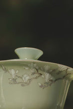 Load image into Gallery viewer, Tongxin She presents the "Wandering Amid Spring Blossoms" portable tea gift set.

