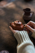 Load image into Gallery viewer, A Treasure of Tongxin She Teahouse Hexagonal Pear-Shaped Zhuni Teapot。
