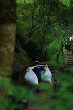 Load image into Gallery viewer, Rock Bone and Hidden Fragrance, Auspiciousness at Year-End | Tongxinshe Teahouse's 2025 Finale: Limited-Edition Kengjian Cassia Tea "Wanshi Ruyi" (All Wishes Come True), A Masterpiece by Intangible Cultural Heritage Inheritor 万狮如意。

