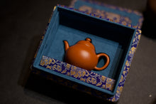 Load image into Gallery viewer, Tongxinshe Teahouse Collection Recommendation: Shi Jiahui&#39;s Handmade Raw Sand Red Clay Mengchen Pear-Shaped Teapot (70cc)
