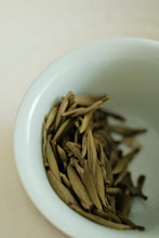 Load image into Gallery viewer, Tongxin‑She Tea House · 9‑Times Scented Jasmine King Silver Needle, Fuzhou 2026 茉莉针王
