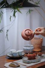 Load image into Gallery viewer, The ancient raw sand Zhu ni pear-shaped teapot made by Mr. Ye Xiangkun, pure gold decoration/Li Xing Capacity: 120cc。
