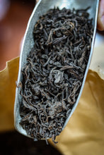 Load image into Gallery viewer, Tasting in Tongxin She Teahouse: Encountering the Timeless Secrets of the 1940 Antique Pu&#39;er Tea
