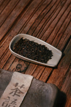 Load image into Gallery viewer, Aged Fragrance, Craftsmanship Legacy: Tasting of Tongxinshe Teahouse's 90s Vintage Imperial Pu'er Ripe Tea
