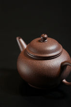 Load image into Gallery viewer, Tongxin She Teahouse｜Handcrafted by the “Clay Collector”The Original Heart of Tea in 200-Year-Aged Purple Clay Shuiping Teapot
