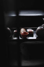 Load image into Gallery viewer, Tongxin Tea House | Appreciation of Jingdezhen&#39;s Handmade Coral Red Gaiwan
