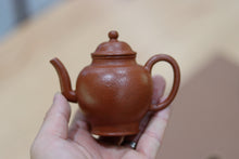 Load image into Gallery viewer, The Tongxin She Teahouse&#39;s treasured teapot: Master Ye Xiangkun&#39;s handmade pear skin zhu clay small coal mine teapot.
