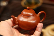 Load image into Gallery viewer, Fully handmade &quot;Old Zhu Ni Small Flat Pear Purple Clay Pot&quot; with a capacity of 110ml.
