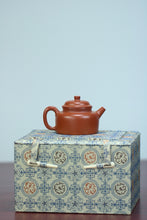 Load image into Gallery viewer, The “De Zhong teapot” with a capacity of 100cc is purely handmade by Teacher Xu Linfeng.
