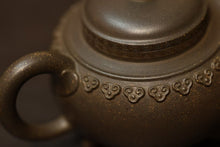 Load image into Gallery viewer, Tongxin She Tea House Collection | Cloud Shoulder Ruyi Teapot · 100cc · Fully Handcrafted in Treasured Sharkskin Green Clay (Master Hui Yisa)
