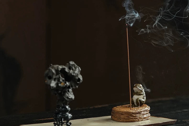 The Elegance of Incense and Tea: Tongxin She Teahouse Recommends Chen Zhen's Handmade Frog - shaped Purple Clay Incense Holder and Tea Pet