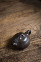 Load image into Gallery viewer, Treasure Recommendation of Tongxin She Teahouse: Master Xu Meiping&#39;s Han Tang Shi Piao Teapot
