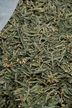 Load image into Gallery viewer, Tongxinshe Teahouse | Presale of Sweet Osmanthus Longjing Tea Launches: A Cup of &quot;Spring Water &amp; Autumn Fragrance&quot; Holds the Essence of Hangzhou&#39;s Autumn桂花龙井
