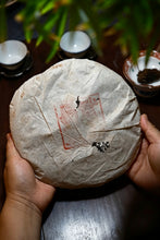 Load image into Gallery viewer, Tongxin She Tea House Exclusive Release | 1999 Yiwu Zheng Mountain Aged Raw Pu'er Tea, Hand-Signed Version by Master Du Qiongzhi
