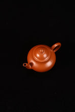 Load image into Gallery viewer, Tongxin She Teahouse Recommends: Handmade Wrinkled Zhuni Qiushui Teapot (70cc) – The Charm and Century-Old Elegance of Zhuni Hidden in the Teapot
