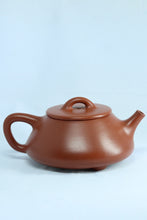 Load image into Gallery viewer, Tongxinshe Collection | A Flat-lid Shipiao Teapot, Embodying the Essence of Yixing Clayware平盖石瓢
