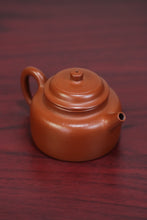 Load image into Gallery viewer, The “De Zhong teapot” with a capacity of 100cc is purely handmade by Teacher Xu Linfeng.
