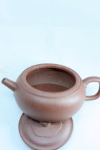 Load image into Gallery viewer, Ling‑Fu Pot · A Treasure of Aged Clay Crafted by Master Hui Xiangyun, 100 cc, from Treasured Aged‑Cured Purple Clay惠祥云
