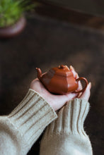 Load image into Gallery viewer, A Treasure of Tongxin She Teahouse Hexagonal Pear-Shaped Zhuni Teapot。

