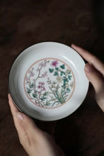 Load image into Gallery viewer, Tongxinshe Teahouse New Arrival | Famille Rose Porcelain Plate with Poems and Flowers: A Touch of Elegance, Inheriting the Past and Opening Up the Future
