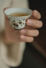 Load image into Gallery viewer, Tongxin She Teahouse Recommends: Ink Plum Gilded Gaiwan and Master Cup – A Cup Holds the Pure Soul of Plums and Snow
