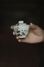 Load image into Gallery viewer, Tongxin She Teahouse Recommends: Ink Plum Gilded Gaiwan and Master Cup – A Cup Holds the Pure Soul of Plums and Snow

