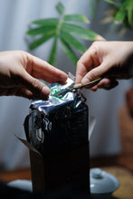 Load image into Gallery viewer, Tongxinshe Teahouse Recommends Aged Rock Tea: 2001 Shui Jin Gui
