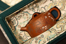 Load image into Gallery viewer, New Arrival at Tongxin She Teahouse: Zhou Jian&#39;s Handcrafted &quot;Well Rail&quot; Teapot – A Vessel of Clay, A Carrier of Aspirations

