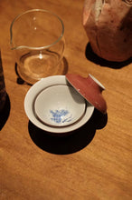 Load image into Gallery viewer, Recommended by Tongxinshe Teahouse: Cowpea Red Porcelain Travel Tea Set with Hand-Painted Blue-and-White Fish-Algae Pattern, Bringing Tea Aroma Along Your Journey
