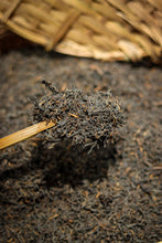 Load image into Gallery viewer, Tongxin She Teahouse | Tasting and Sharing of the 1994 Old Liubao Tea: The Warmth and Charm Precipitated by Time
