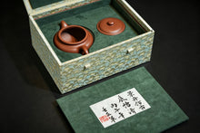 Load image into Gallery viewer, Centuries of Zisha Heritage, Craftsmanship Captured in One Teapot Tongxin She Exclusive Custom Handmade Jingzhou Archaic Teapot 王亚军全手工制作。

