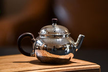 Load image into Gallery viewer, Tongxin She Teahouse Recommendation: Pushou Hall &quot;Wendan Pure Silver Teapot&quot; – A Masterpiece of Craftsmanship on the Tea Table文旦银壶。
