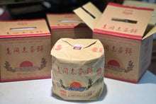 Load image into Gallery viewer, Explore the Taste of Pu&#39;er Sheng Tea and Encounter the Old Comrade Red Sun Tea Cake
