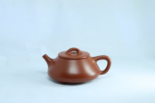 Load image into Gallery viewer, Tongxinshe Collection | A Flat-lid Shipiao Teapot, Embodying the Essence of Yixing Clayware平盖石瓢
