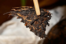 Load image into Gallery viewer, Tongxin She Tea House Exclusive Release | 1999 Yiwu Zheng Mountain Aged Raw Pu'er Tea, Hand-Signed Version by Master Du Qiongzhi

