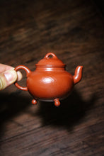 Load image into Gallery viewer, Tripod Gong Ju teapot, handmade/100cc
