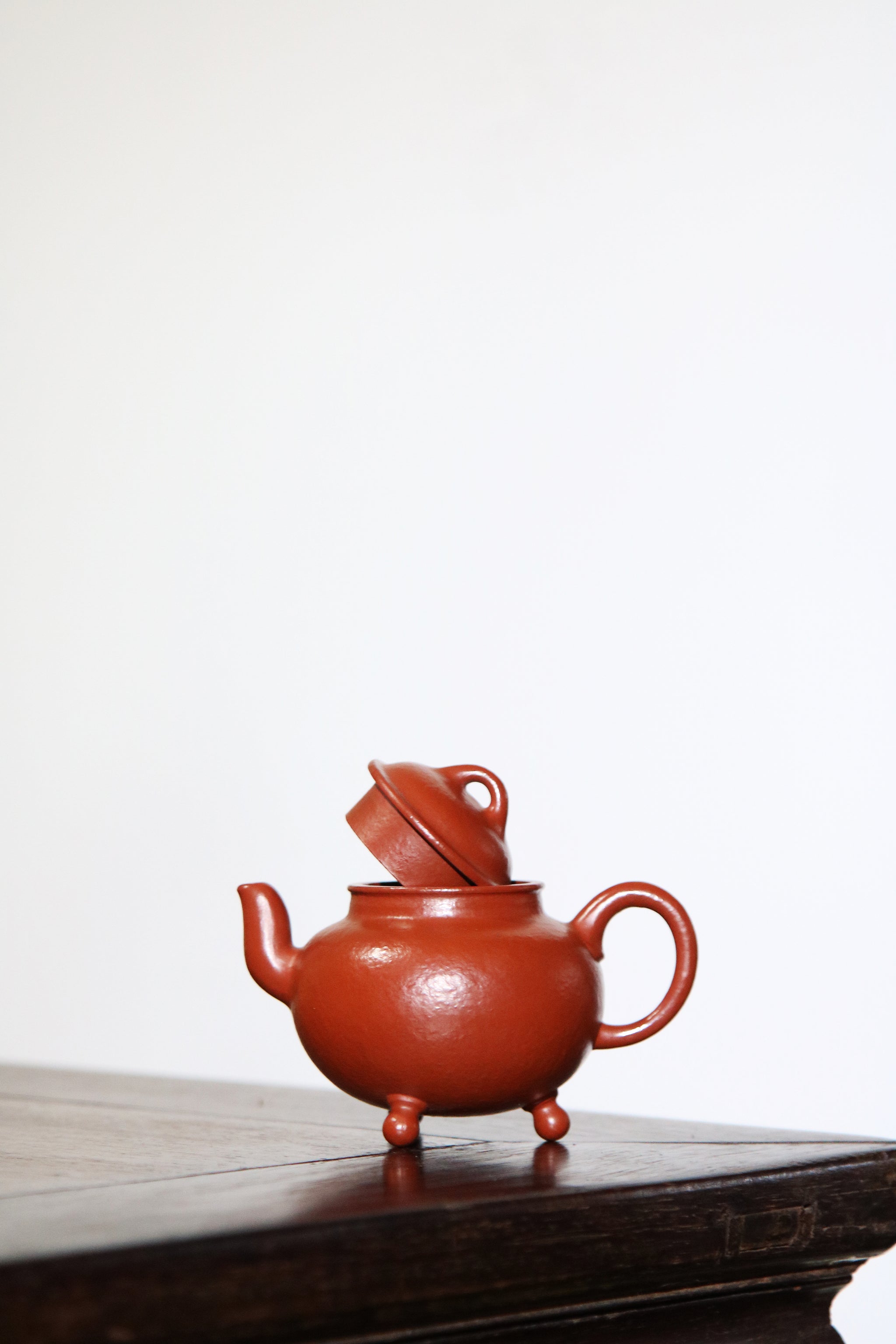 Tripod Gong Ju teapot, handmade/100cc – Tong Xin She