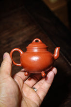 Load image into Gallery viewer, Tripod Gong Ju teapot, handmade/100cc
